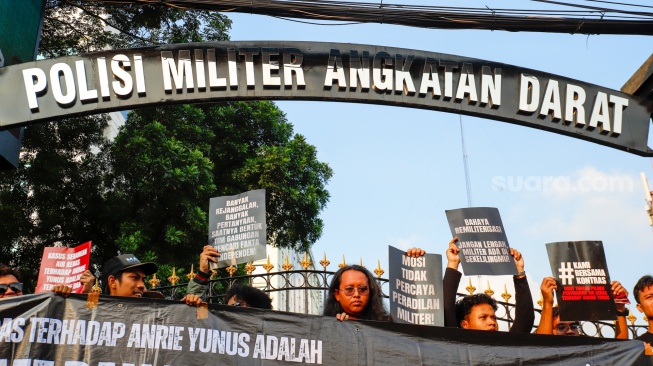 Sejumlah aktivis dari kolektif merpati saat menggelar aksi solidaritas untuk Andrie Yunus di depan Markas Puspom TNI, Jakarta, Kamis (16/4/2026).  [Suara.com/Alfian Winanto]