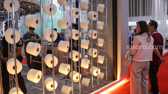 Pengunjung melihat produk kain dalam pameran Indo Intertex – Inatex 2026 di JIExpo Kemayoran, Jakarta, Kamis (16/4/2026). [Suara.com/Alfian Winanto]