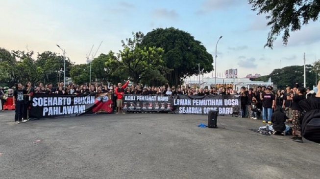 Aksi Kamisan ke-904 di depan Istana Negara, Jakarta, Kamis (16/4/2026). [Suara.com/Dinda]