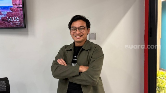 Yusuf Mahardika, pemeran utama film Crocodile Tears saat berkunjung ke kantor Suara.com di kawasan Palmerah, Jakarta Barat pada Kamis, 16 April 2026. [Suara.com/Tiara Rosana]