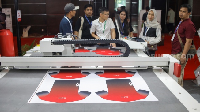 Pengunjung melihat produk kain dalam pameran Indo Intertex – Inatex 2026 di JIExpo Kemayoran, Jakarta, Kamis (16/4/2026). [Suara.com/Alfian Winanto]