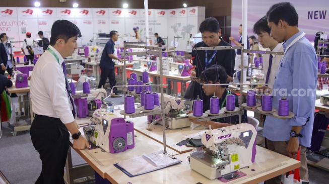 Pengunjung melihat produk kain dalam pameran Indo Intertex – Inatex 2026 di JIExpo Kemayoran, Jakarta, Kamis (16/4/2026). [Suara.com/Alfian Winanto]