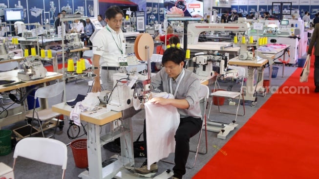 Pengunjung melihat produk kain dalam pameran Indo Intertex – Inatex 2026 di JIExpo Kemayoran, Jakarta, Kamis (16/4/2026). [Suara.com/Alfian Winanto]