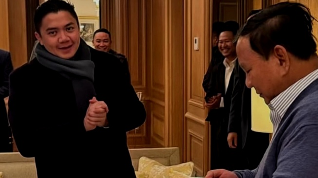 Presiden Prabowo memberikan kejutan Ulang Tahun ke-37 Seskab Teddy Indra Wijaya saat kunjungan kerja di Paris Prancis. (Istimewa)