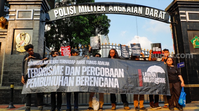 Sejumlah aktivis dari kolektif merpati saat menggelar aksi solidaritas untuk Andrie Yunus di depan Markas Puspom TNI, Jakarta, Kamis (16/4/2026).  [Suara.com/Alfian Winanto]