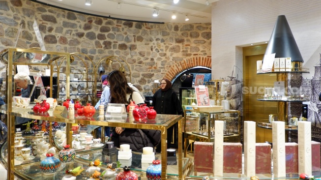 Wisatawan melihat souvenir yang ada di Menara Galata di Kota Istanbul, Turki, Rabu (15/4/2026). [Suara.com/Iramdani]
