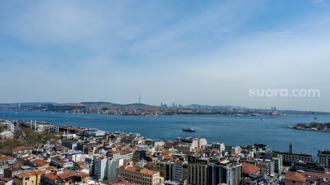 Pemandangan distrik Galata yang bisa dilihat dari Menara Galata di Kota Istanbul, Turki, Rabu (15/4/2026). [Suara.com/Iramdani]
