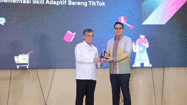 Menaker Yassierli dan Hilmi Adrianto, Head of Public Policy & Government Relations TikTok Indonesia (Dok: Kemnaker)