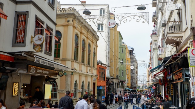 Wisatawan memadati kawasan Galata di Kota Istanbul, Turki, Rabu (15/4/2026). [Suara.com/Iramdani]
