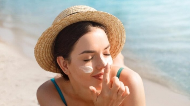 7 Sunscreen yang Bagus untuk Memutihkan Wajah dan Atasi Flek Hitam