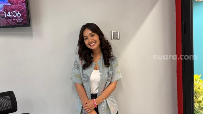 Zulfa Maharani, pemeran utama film Crocodile Tears saat berkunjung ke kantor Suara.com di kawasan Palmerah, Jakarta Barat pada Kamis, 16 April 2026. [Suara.com/Tiara Rosana]