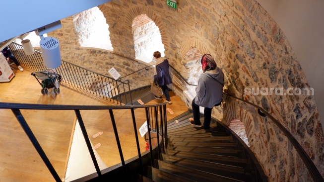 Wisatawan memasuki Menara Galata di Kota Istanbul, Turki, Rabu (15/4/2026). [Suara.com/Iramdani]
