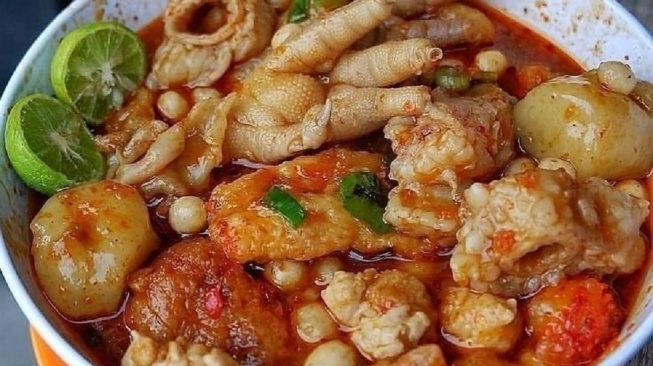 Rahasia Pentol dan Ceker Tetap Jadi Jagoan Street Food di Tengah Gempuran Jajanan Kekinian