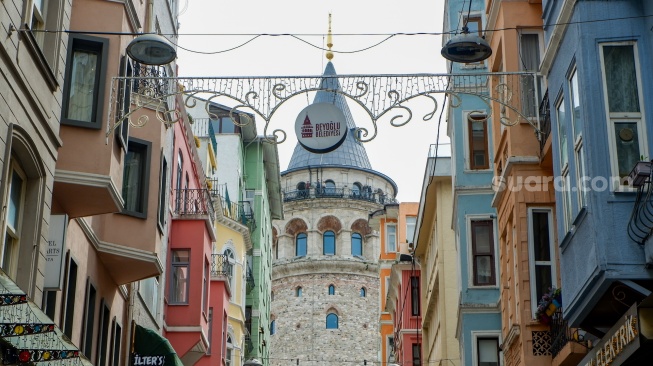 Penampakan Menara Galata di Kota Istanbul, Turki, Rabu (15/4/2026). [Suara.com/Iramdani]
