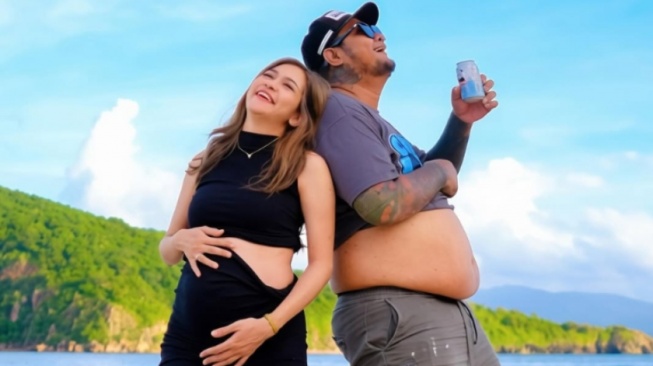 Tak Tutupi Kehamilan Menantu, Eva Manurung Ungkap Jenis Kelamin Calon Anak Virgoun