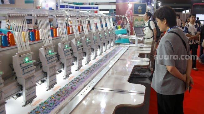 Pengunjung melihat produk kain dalam pameran Indo Intertex – Inatex 2026 di JIExpo Kemayoran, Jakarta, Kamis (16/4/2026). [Suara.com/Alfian Winanto]