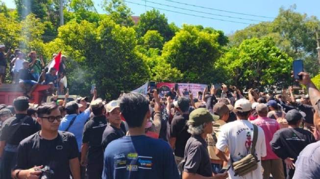 Aksi demonstrasi sopir truk sampah di depan Kantor Pusat Pengendalian Lingkungan Hidup Bali-Nusra, Kamis (16/4/2026) [Suara.com/Putu Yonata Udawananda]