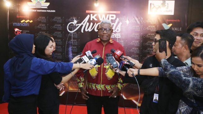 Bupati Mimika Papua, Johannes Rettop saat menerima KWP Award 2026 kategori Inovasi Daerah. Penghargaan tersebut diberikan oleh Koordinatoriat Wartawan Parlemen (KWP) di Ruang Pustaloka, Gedung Nusantara 4, Kompleks Parlemen, Senayan, Jakarta, Kamis (16/4/2026).