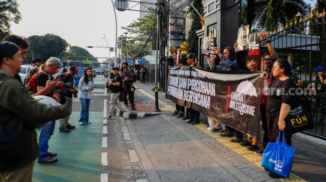 Sejumlah aktivis dari kolektif merpati saat menggelar aksi solidaritas untuk Andrie Yunus di depan Markas Puspom TNI, Jakarta, Kamis (16/4/2026).  [Suara.com/Alfian Winanto]