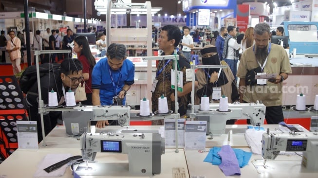 Pengunjung melihat produk kain dalam pameran Indo Intertex – Inatex 2026 di JIExpo Kemayoran, Jakarta, Kamis (16/4/2026). [Suara.com/Alfian Winanto]
