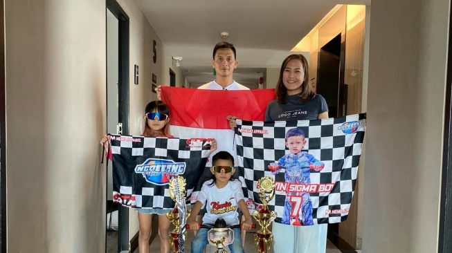 Kevin Furqoni bersama kedua orangtuanya. (Instagram/@kevinfurqoni7)