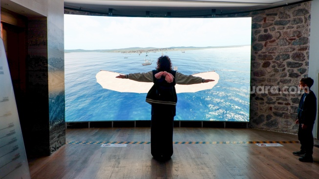 Wisatawan melihat pameran immersive yang ada di dalam Menara Galata di Kota Istanbul, Turki, Rabu (15/4/2026). [Suara.com/Iramdani]
