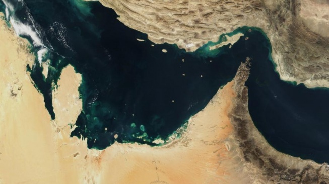 Iran melontarkan ancaman serius terhadap jalur perdagangan global dengan menyatakan siap menutup akses pelayaran di Teluk Persia, Laut Oman, hingga Laut Merah. [Dok NASA]