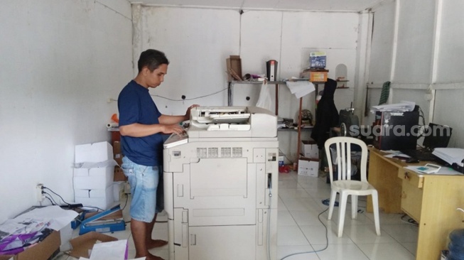 Jasa fotocopy yang melayani kantor pemerintahan di kawasan Sawitan, Magelang. (Suara.com/ Angga Haksoro A).