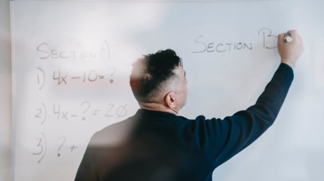 Cara Menghubungi Dosen yang Benar Tanpa Perlu Menjadi Penjahat Waktu