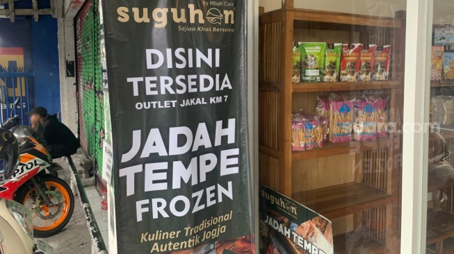 Inovasi frozen menjadi andalan generasi keempat Jadah Tempe Mbah Carik. (Suara.com/Irwan Febri)