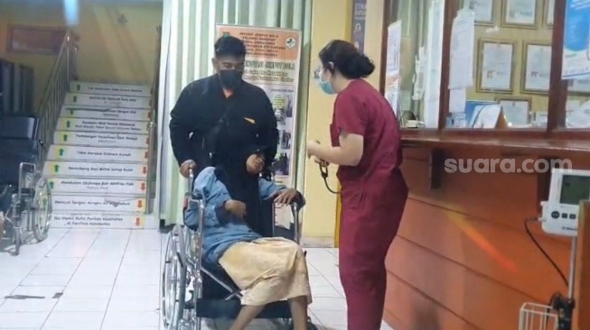 Siswa MTs Al-Inayah yang diduga keracunan menu Makan Bergizi Gratis (MBG) menjalani perawatan di Puskesmas Cibeber, Kota Cilegon. [Istimewa]