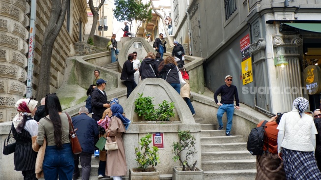 Wisatawan menikmati suasana di Kamondo Stairs, Istanbul, Turki, Rabu (15/4/2026). [Suara.com/Iramdani]