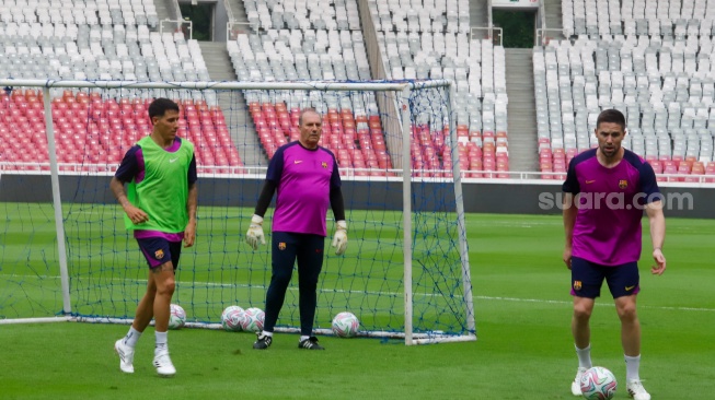 Sejumlah legenda klub Barcelona berlatih menjelang laga Clash of Legends Jakarta 2026 di Stadion Utama Gelora Bung Karno (SUGBK), Jakarta, Jumat (17/4/2026). [Suara.com/Alfian Winanto]
