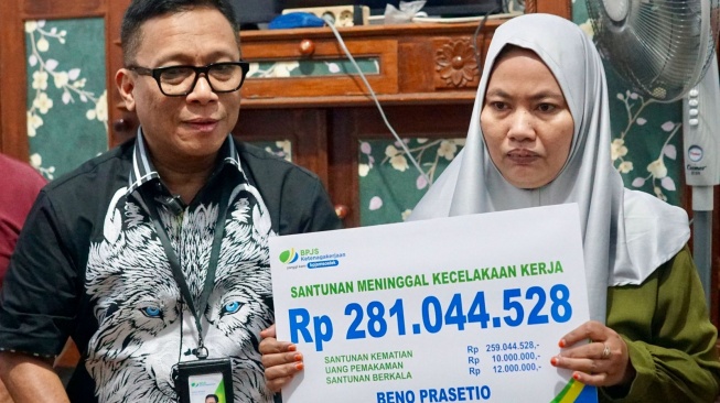 BPJS Ketenagakerjaan menyerahkan manfaat JKK Rp281 juta kepada ahli waris almarhum, Sri Suryani, selaku istri almarhum Beno Prasetio, petugas PPSU yang meninggal saat menjalankan tugasnya (Dok: BPJS Ketenagakerjaan)