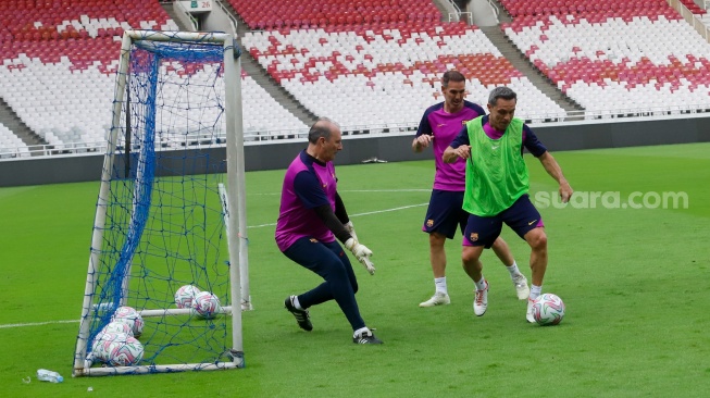 Sejumlah legenda klub Barcelona berlatih menjelang laga Clash of Legends Jakarta 2026 di Stadion Utama Gelora Bung Karno (SUGBK), Jakarta, Jumat (17/4/2026). [Suara.com/Alfian Winanto]