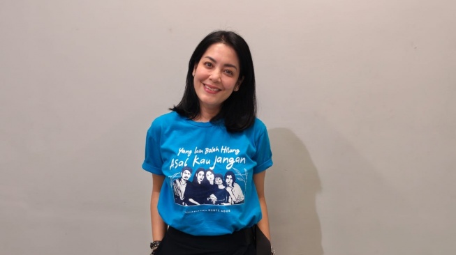 Lulu Tobing saat mengunjungi kantor Suara.com di kawasan Pal Merah, Jakarta Barat, Jumat (17/4/2026). Kehadiran mereka untuk mempromosikan film terbaru berjudul Yang Lain Boleh Hilang Asal Kau Jangan. [Rena Pangesti/Suara.com]