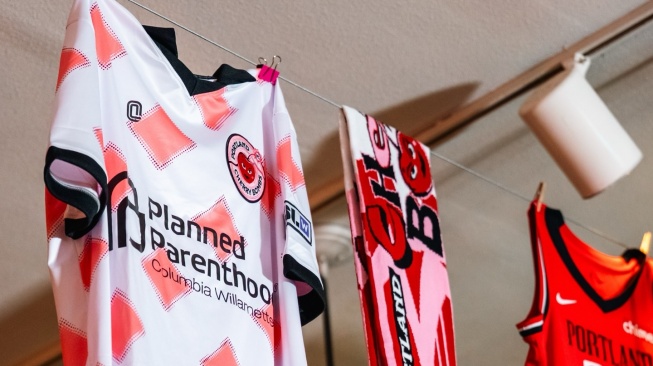 Jersey Portland Cherry Bombs. [Dok. Portland Cherry Bombs]