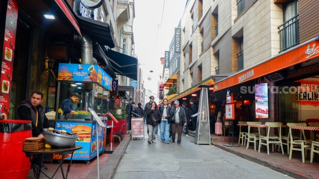 Wisatawan memadati Karaköy Street yang ada di Kota Istanbul, Turki, Rabu (15/4/2026). [Suara.com/Iramdani]