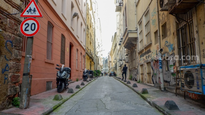 Wisatawan memadati Karaköy Street yang ada di Kota Istanbul, Turki, Rabu (15/4/2026). [Suara.com/Iramdani]