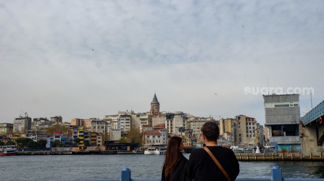 Penorama pemandangan dari Karaköy Street yang ada di Kota Istanbul, Turki, Rabu (15/4/2026). [Suara.com/Iramdani]
