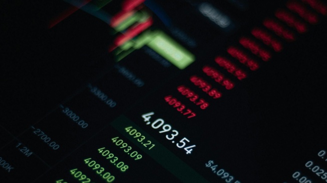 Ilustrasi perdagangan saham di Wall Street. [Pexels].