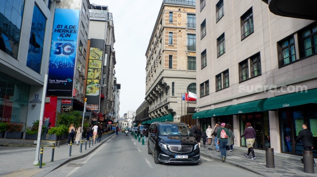 Wisatawan memadati Karaköy Street yang ada di Kota Istanbul, Turki, Rabu (15/4/2026). [Suara.com/Iramdani]