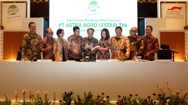 Presiden Komisaris PT Astra Agro Lestari Tbk (AALI) Santosa (tengah), Presiden Direktur Djap Tet Fa, Direktur Tingning Sukowignjo (keempat kanan), Direktur Veronica Lusi Herdiyanti (ketiga kiri), Direktur Bandung Sahari (kedua kiri) dan Komisaris Aridono Sukmanto (ketiga kanan), Direktur Widayanto dan Direktur Eko Prasetyo berbincang seusai Rapat Umum Pemegang Saham Tahunan (RUPST) di Jakarta, Rabu (15/4/2026). [Handout]