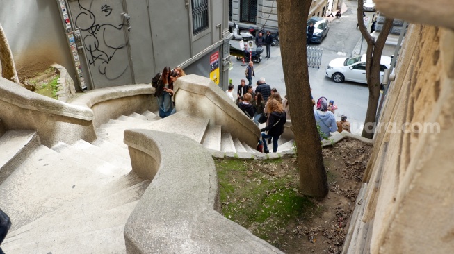 Wisatawan berjalan di Kamondo Stairs, Istanbul, Turki, Rabu (15/4/2026). [Suara.com/Iramdani]