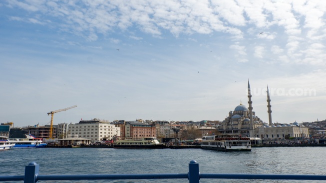 Penorama pemandangan dari Karaköy Street yang ada di Kota Istanbul, Turki, Rabu (15/4/2026). [Suara.com/Iramdani]