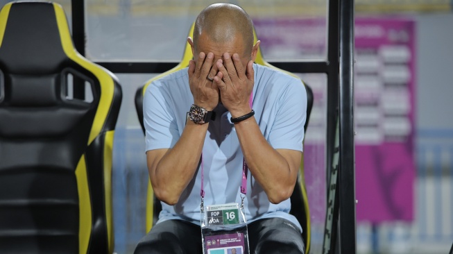 Pelatih Timnas U-17 Indonesia Kurniawan Dwi Yulianto berdoa saat tim asuhannya melawan Timnas Malaysia pada pertandingan penyisihan grup A ASEAN U-17 Boys Championship atau AFF U-17 di Stadion Gelora Joko Samudro, Gresik, Jawa Timur, Kamis (16/4/2026). [ANTARA FOTO/Rizal Hanafi/sgd/kye]