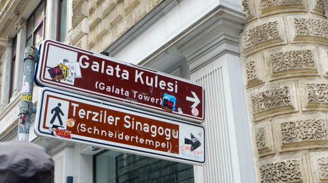 Papan penunjuk jalan yang ada di bawah Kamondo Stairs, Istanbul, Turki, Rabu (15/4/2026). [Suara.com/Iramdani]