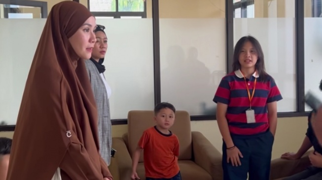 Anggota TNI Pelaku Pemukulan Minta Maaf ke Zaskia Adya Mecca dan Anak di Persidangan