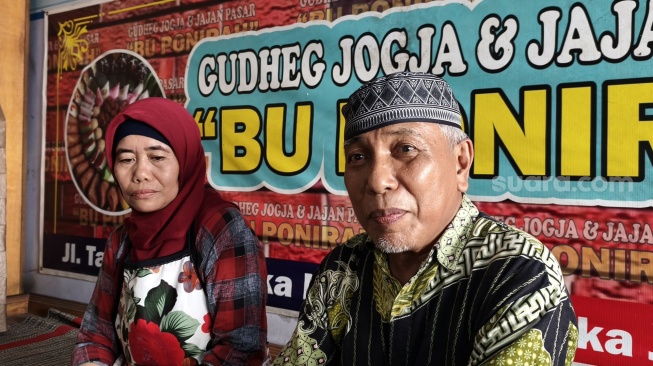 Pasangan penjual gudeg, Rahudin Hasan (61) dan Siti Koringah (52) di Maguwoharjo, Sleman, Jumat (17/4/2026). [Suara.com/Hiskia]