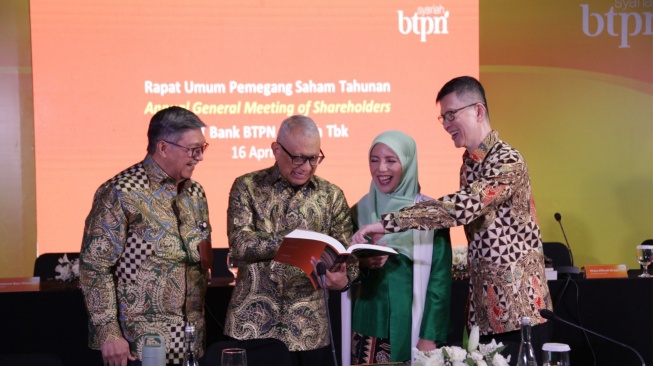 Komisaris Utama BTPN Syariah Mulya Effendi Siregar (dari kiri), Komisaris Utama Sebelumnya Kemal Azis Stamboel, Komisaris Sendiaty Sondy dan Direktur Utama Hadi Wibowo berbincang seusai menggelar Rapat Umum Pemegang Saham Tahunan (RUPST) 2026 di Jakarta, Kamis (16/4/2026). [Handout]
